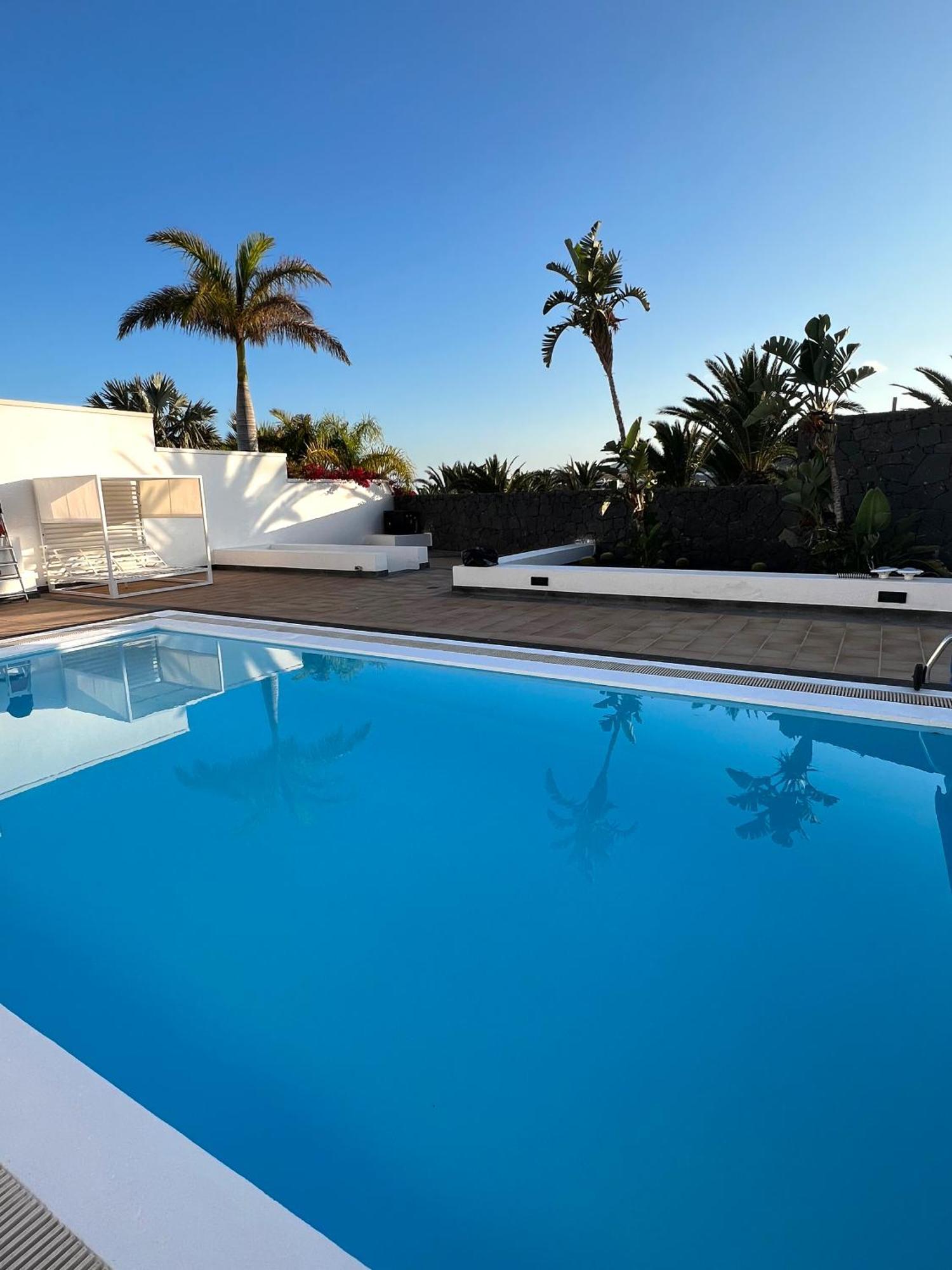 Villa Dedalos - A Luxury Large Villa With A Heated Pool In Пуэрто-Калеро Экстерьер фото