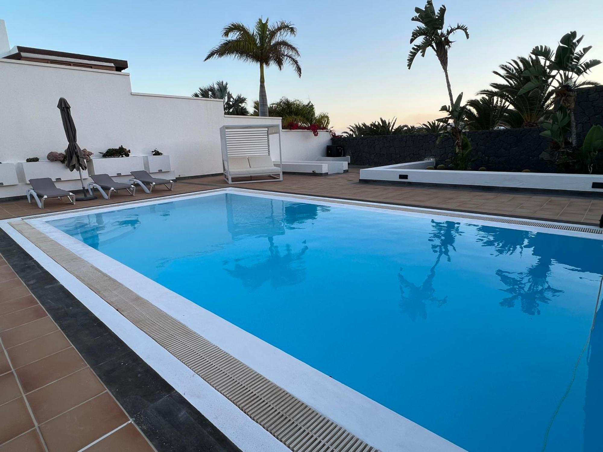 Villa Dedalos - A Luxury Large Villa With A Heated Pool In Пуэрто-Калеро Экстерьер фото