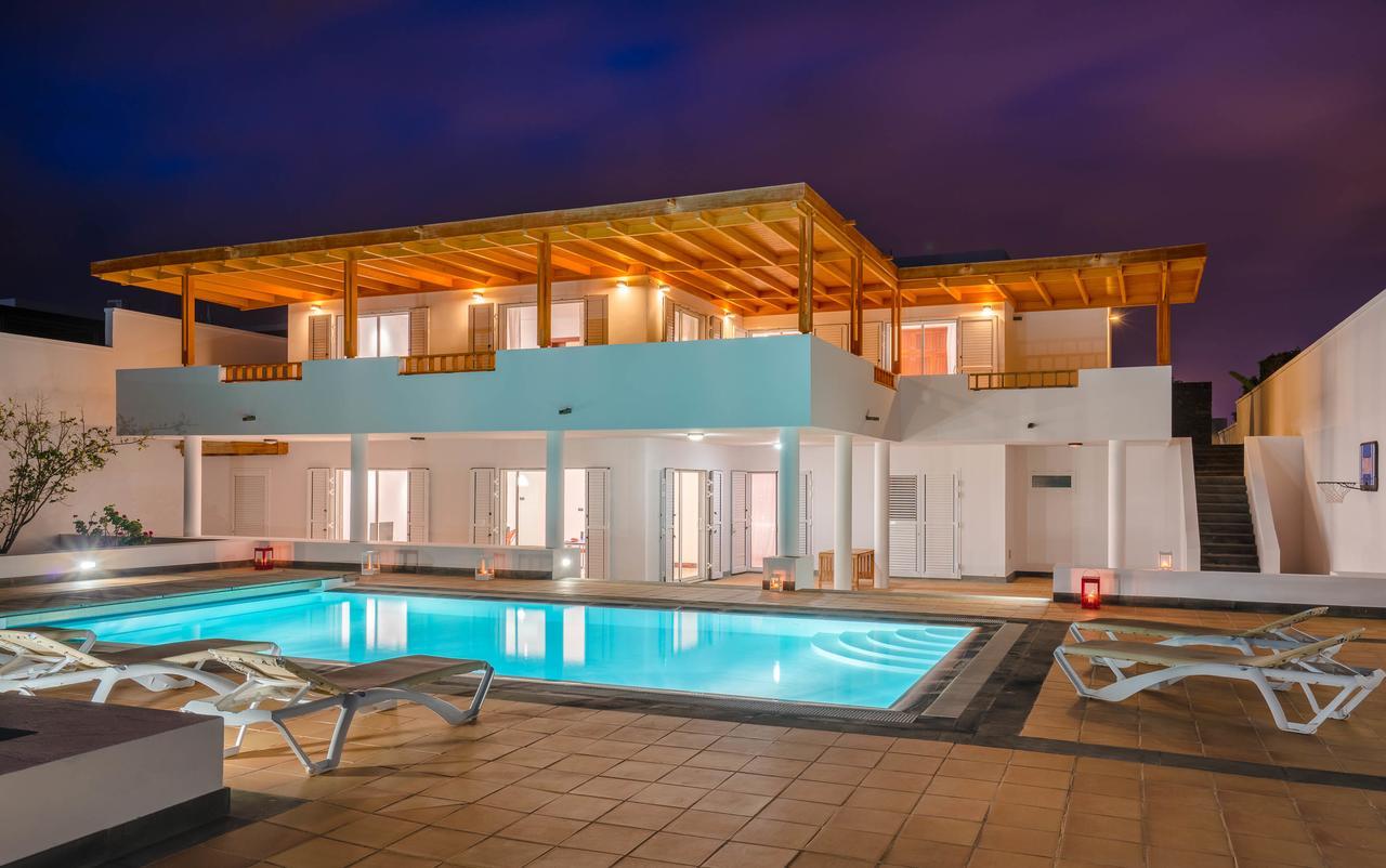 Villa Dedalos - A Luxury Large Villa With A Heated Pool In Пуэрто-Калеро Экстерьер фото