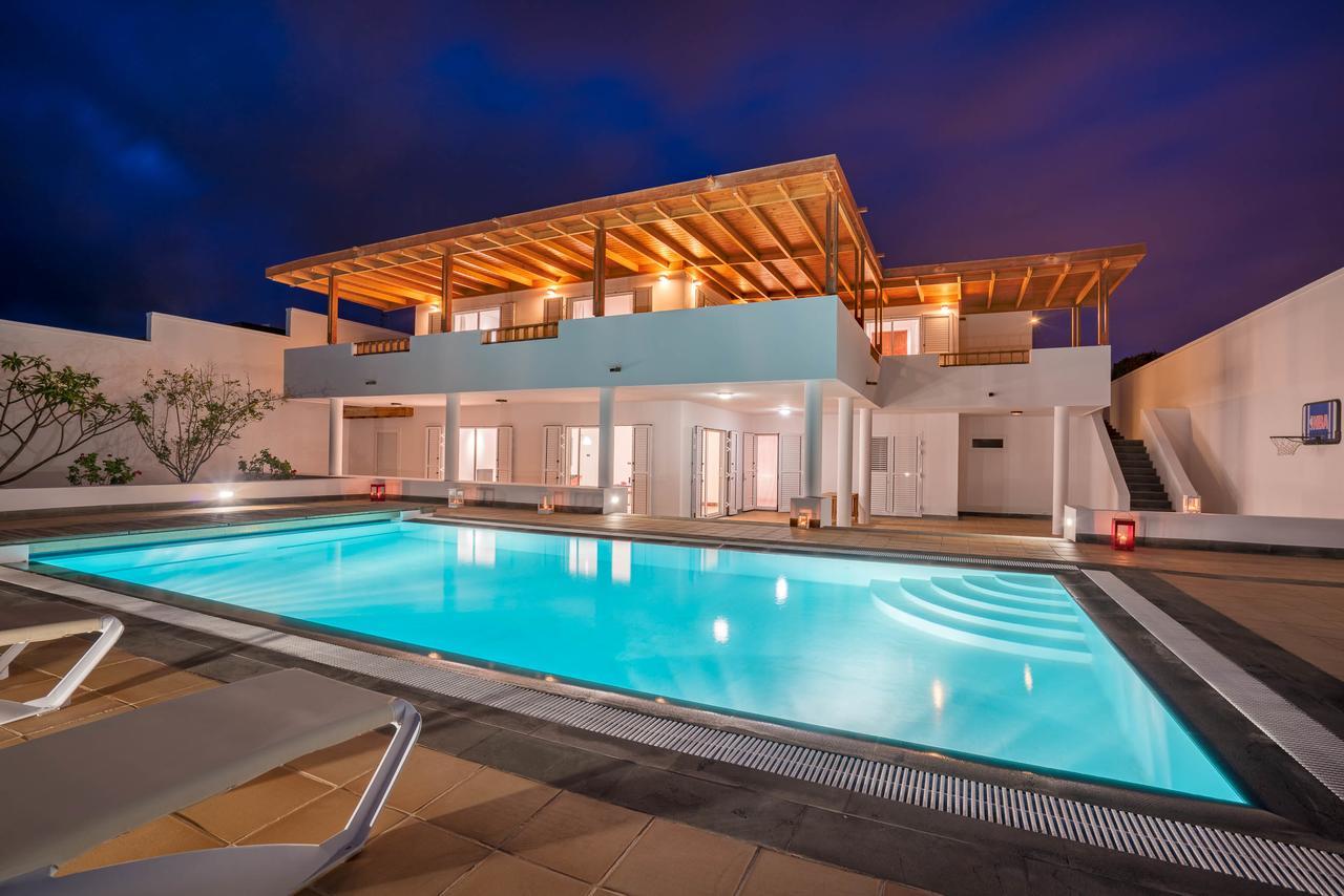 Villa Dedalos - A Luxury Large Villa With A Heated Pool In Пуэрто-Калеро Экстерьер фото